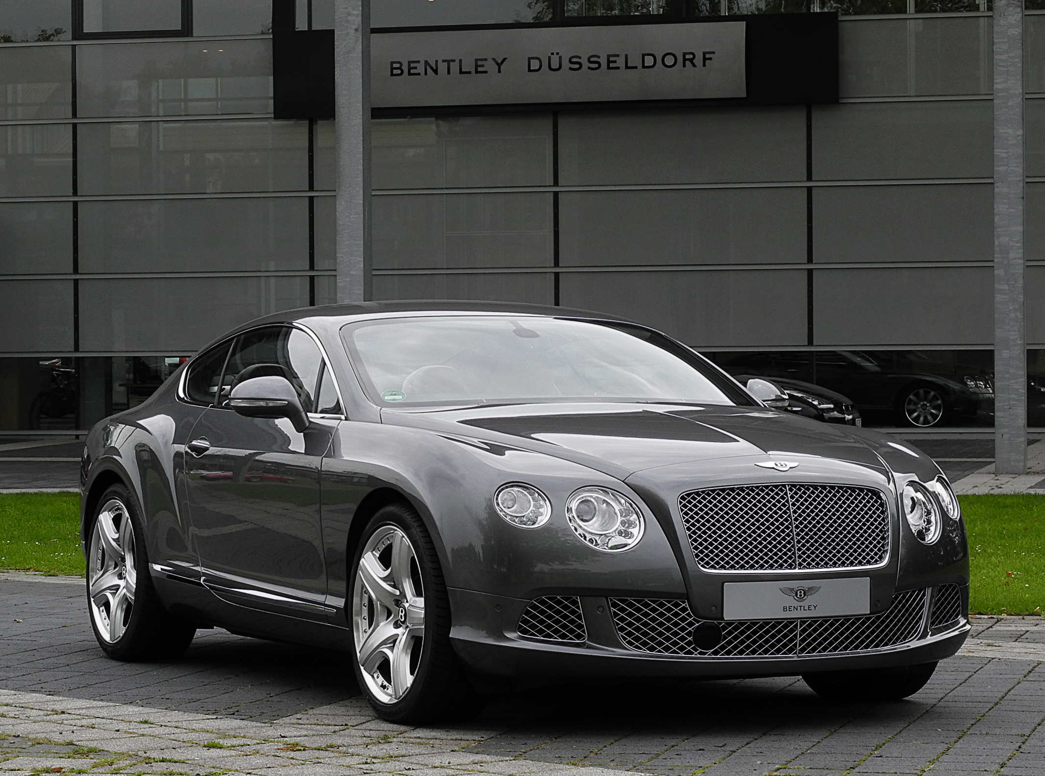 «Bentley» покажет новинку в 2017 году